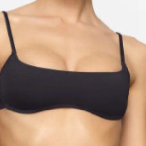 (2357) SKIMS RECYCLED SWIM MICRO SCOOP BIKINI TOP - ONYX - M (SIZE SOLD OUT)